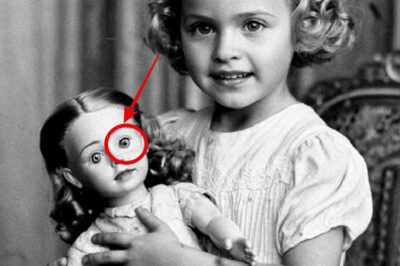 In 1907, a girl poses with her doll—until everyone freezes when they see the toy’s gaze